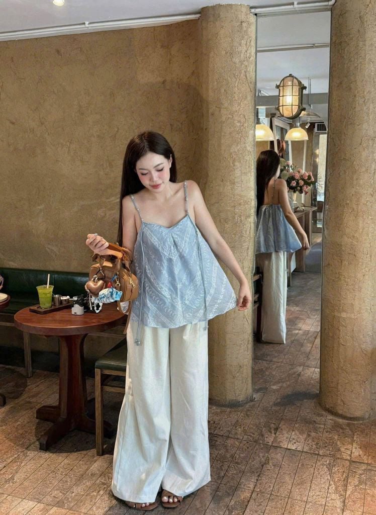 TQ4326-Set áo tơ thêu 2 dây kết hạt CC, quần suông Kem