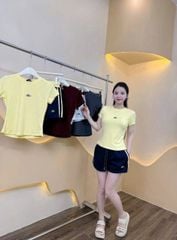 KS0913-Set áo thun body thêu alo Vàng, quần short phối viền sọc Xanh Than