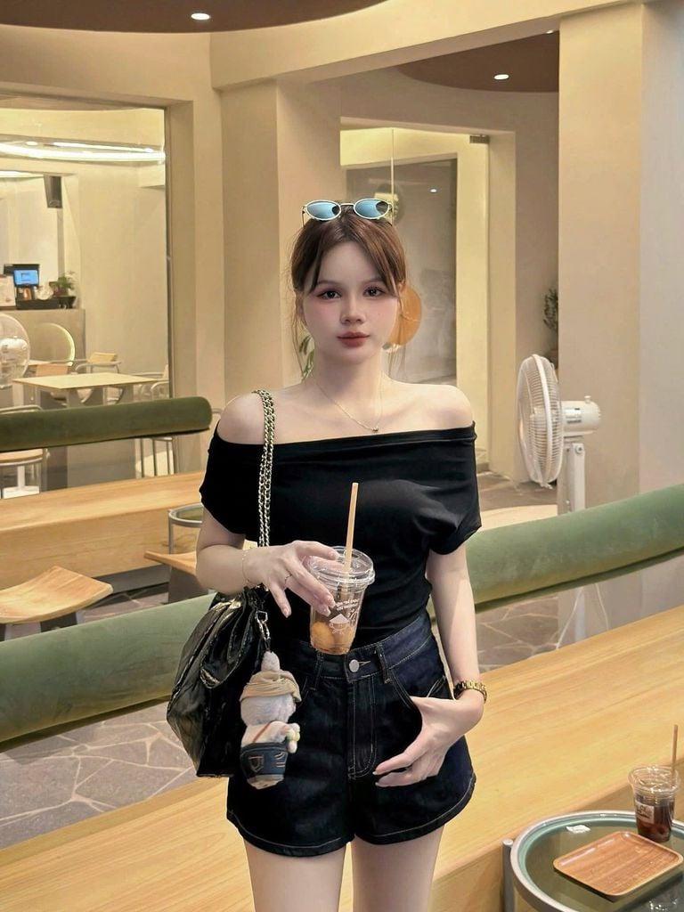 KS0898-Set áo bệt vai, quần short Jean (áo đen)