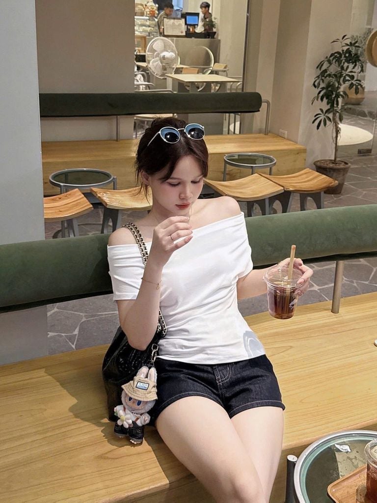 KS0899-Set áo bệt vai, quần short Jean (áo trắng)