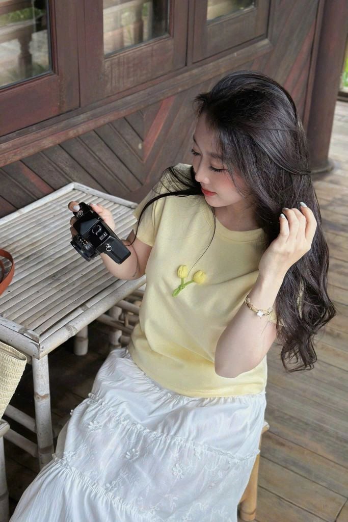 KS0910-Set áo thun đính hoa, CV tầng thêu CC Trắng (áo vàng)