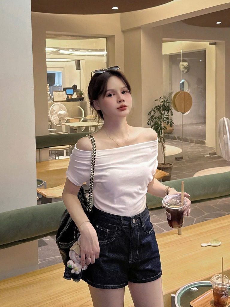 KS0899-Set áo bệt vai, quần short Jean (áo trắng)