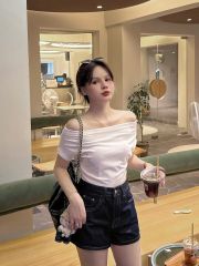 KS0899-Set áo bệt vai, quần short Jean (áo trắng)