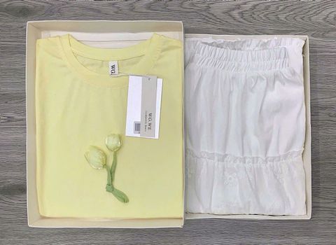 KS0910-Set áo thun đính hoa, CV tầng thêu CC Trắng (áo vàng)