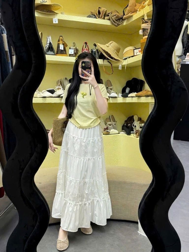 KS0910-Set áo thun đính hoa, CV tầng thêu CC Trắng (áo vàng)