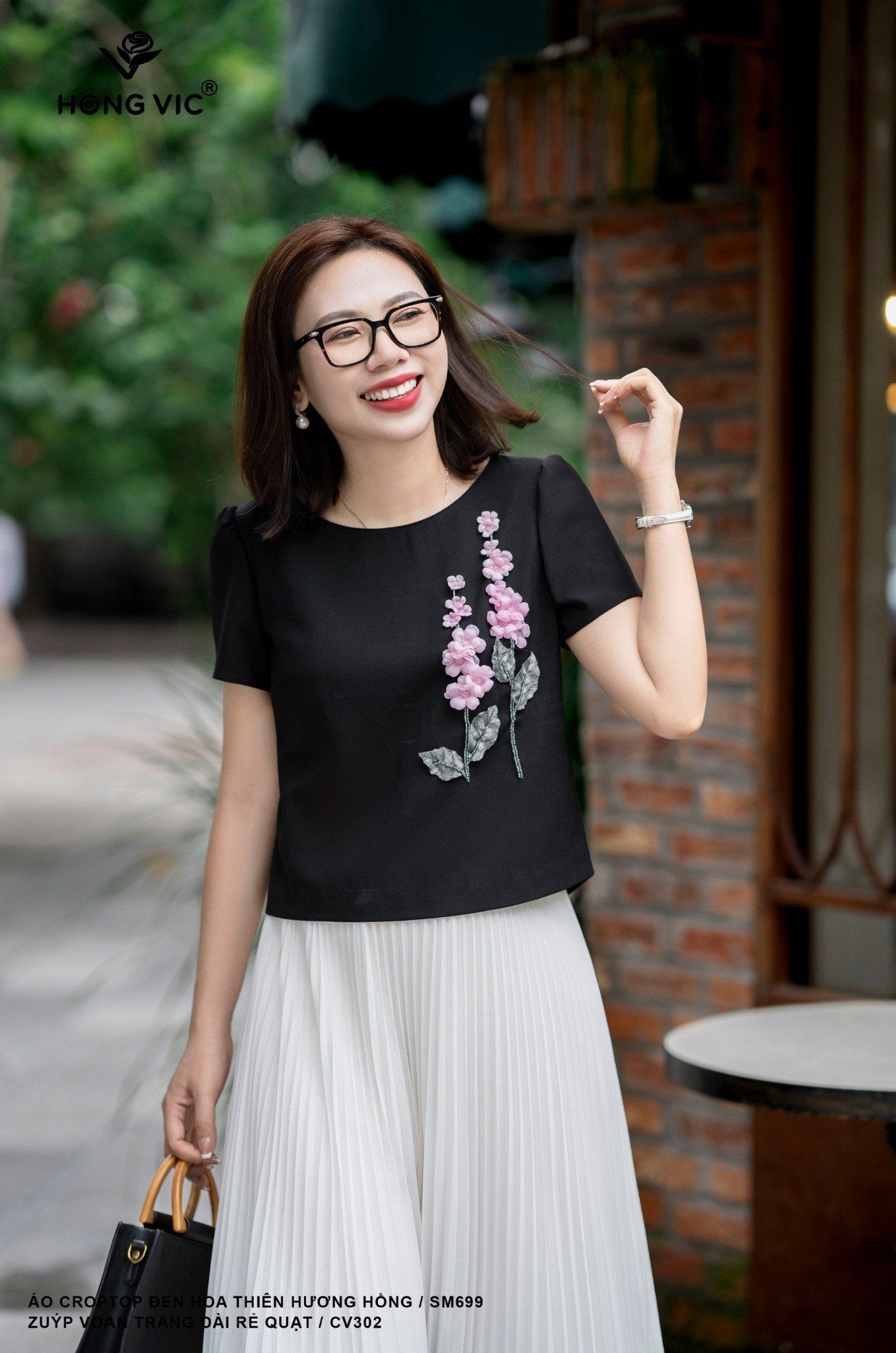 Áo croptop đen hoa thiên hương hồng SM699