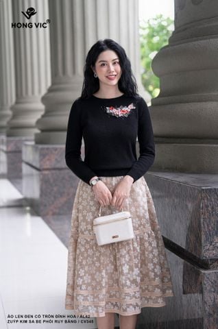 Áo len đen cổ tròn đính hoa AL42