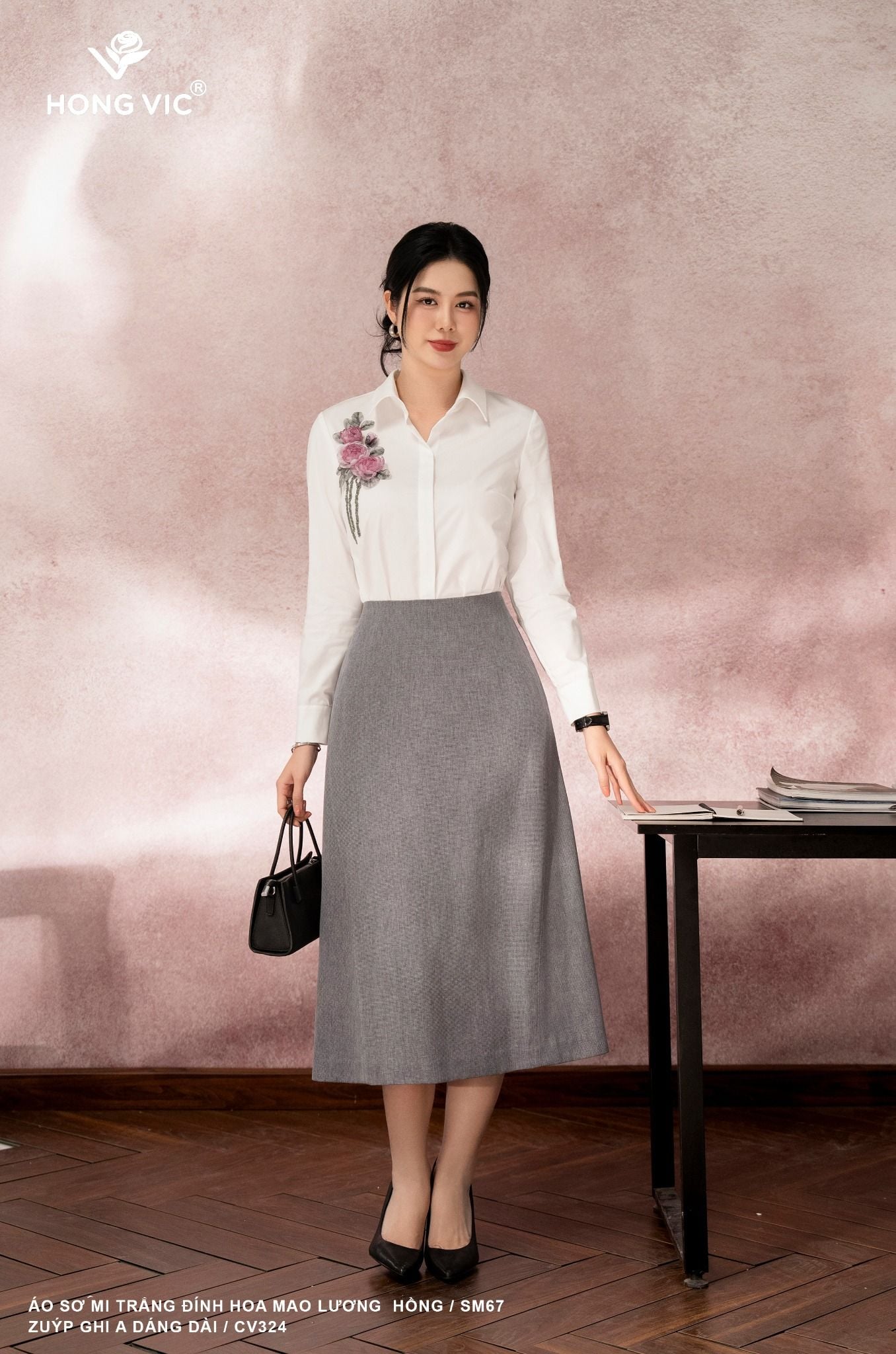 Áo sơ mi trắng đính hoa mao lương hồng SM67