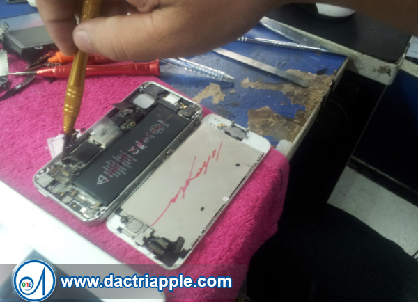 Thay pin iPhone 5C quận 12 Thay pin iPhone 5C quận 12