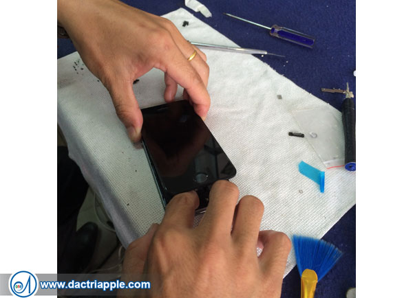 Thay pin iPhone 4 quận 5