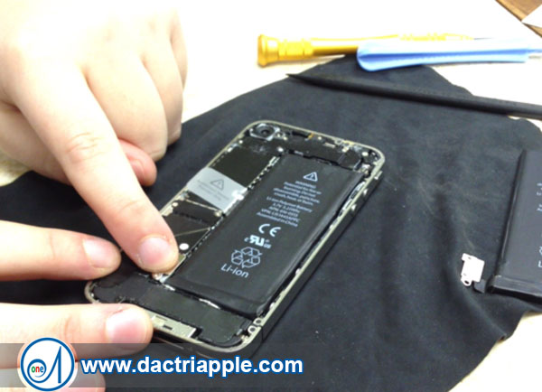 Thay pin iPhone 4 quận gò vấp Thay pin iPhone 4 quận gò vấp