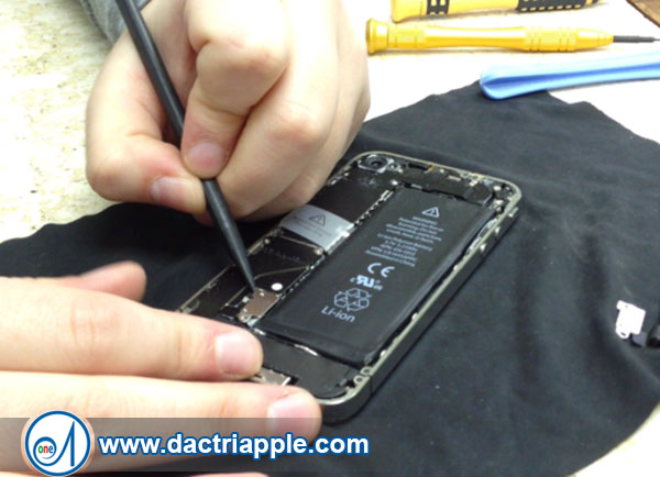 Thay pin iPhone 4 quận gò vấp Thay pin iPhone 4 quận gò vấp