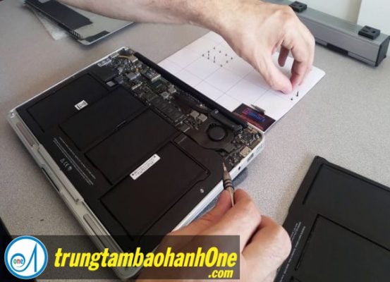 Thay pin Macbook Air 2011 Thay pin Macbook Air 2011