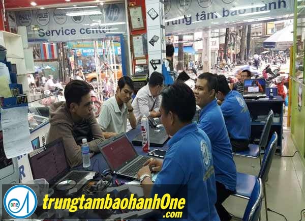 Thay pin LapTop LENOVO THINKPAD X270 Trước Mặt Khách Hàng - Trung Tâm Bảo hành One Thay pin LapTop LENOVO THINKPAD X270 Trước Mặt Khách Hàng