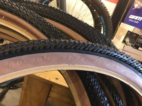 Lốp Giant QuickSand 27.5x2.0 (650B) hông vàng