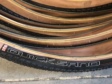 Lốp Giant QuickSand 27.5x2.0 (650B) hông vàng