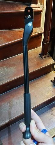 Chân chống bắt QR sau