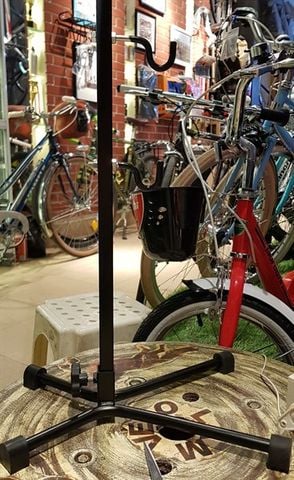 Chân chống gác xe một bên