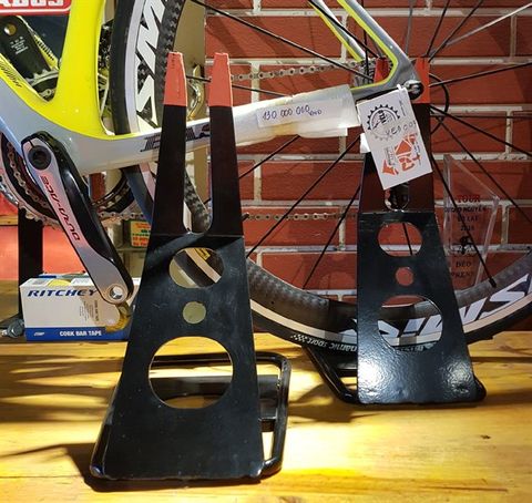 Chân chống kẹp QR