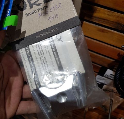 Đệm chân chống Surly