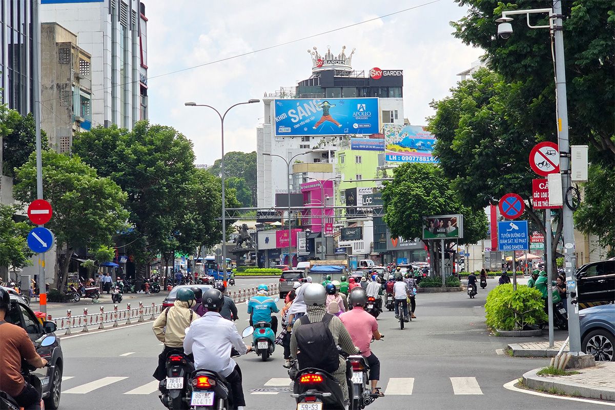 Billboard Hotel Cicilia hướng nhìn từ Hotel New World , Quận 1