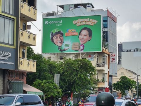 Bảng quảng cáo trên đường dẫn lên cầu Nguyễn Văn Cừ, Phường Cầu Kho, Quận 1, Tp. Hồ Chí Minh