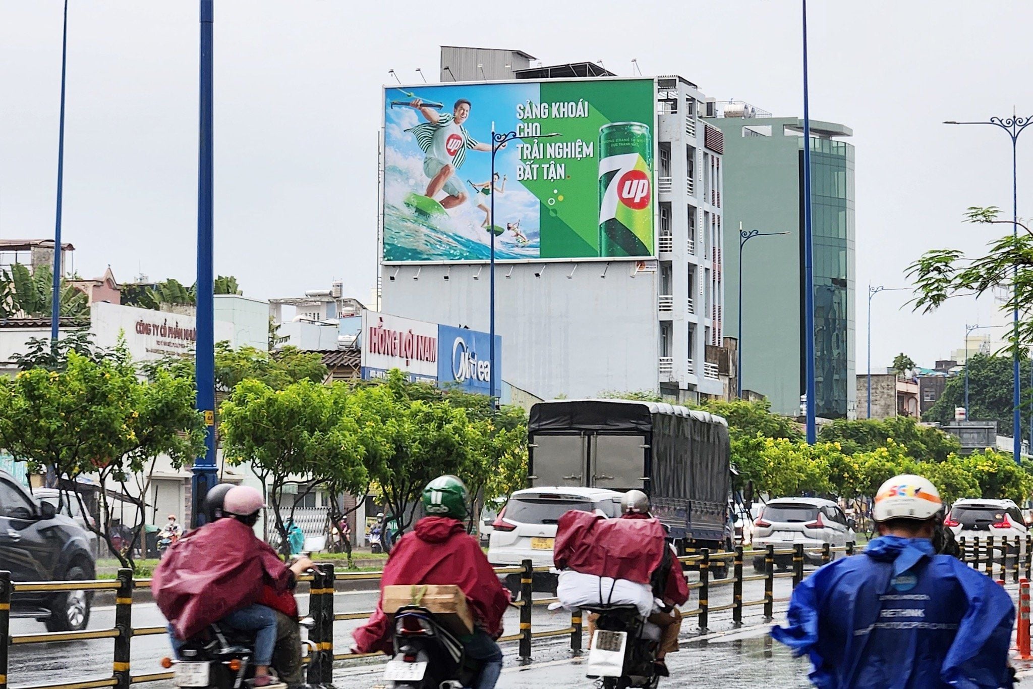 Bảng quảng cáo tại cửa ngõ Miền Tây vào thành phố trên đại lộ Võ Văn Kiệt, Phường 1, Quận 6, Tp. Hồ Chí Minh