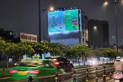 Bảng quảng cáo tại cửa ngõ Miền Tây vào thành phố trên đại lộ Võ Văn Kiệt, Phường 1, Quận 6, Tp. Hồ Chí Minh