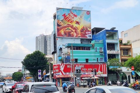 Bảng quảng cáo tại ngã tư Nguyễn Tất Thành - Hoàng Diệu, Phường 12, Quận 4, Tp. Hồ Chí Minh
