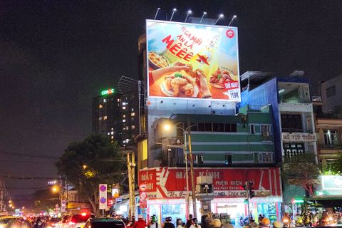 Bảng quảng cáo tại ngã tư Nguyễn Tất Thành - Hoàng Diệu, Phường 12, Quận 4, Tp. Hồ Chí Minh