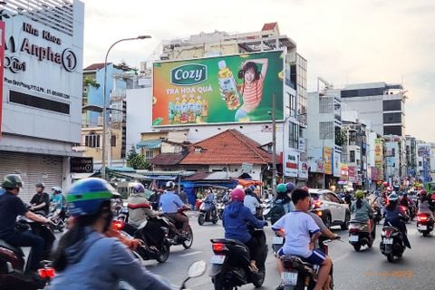 Bảng quảng cáo chợ Phú Nhuận tại cổng Phan Đình Phùng