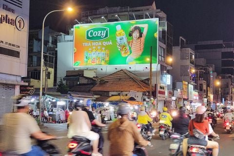 Bảng quảng cáo chợ Phú Nhuận tại cổng Phan Đình Phùng