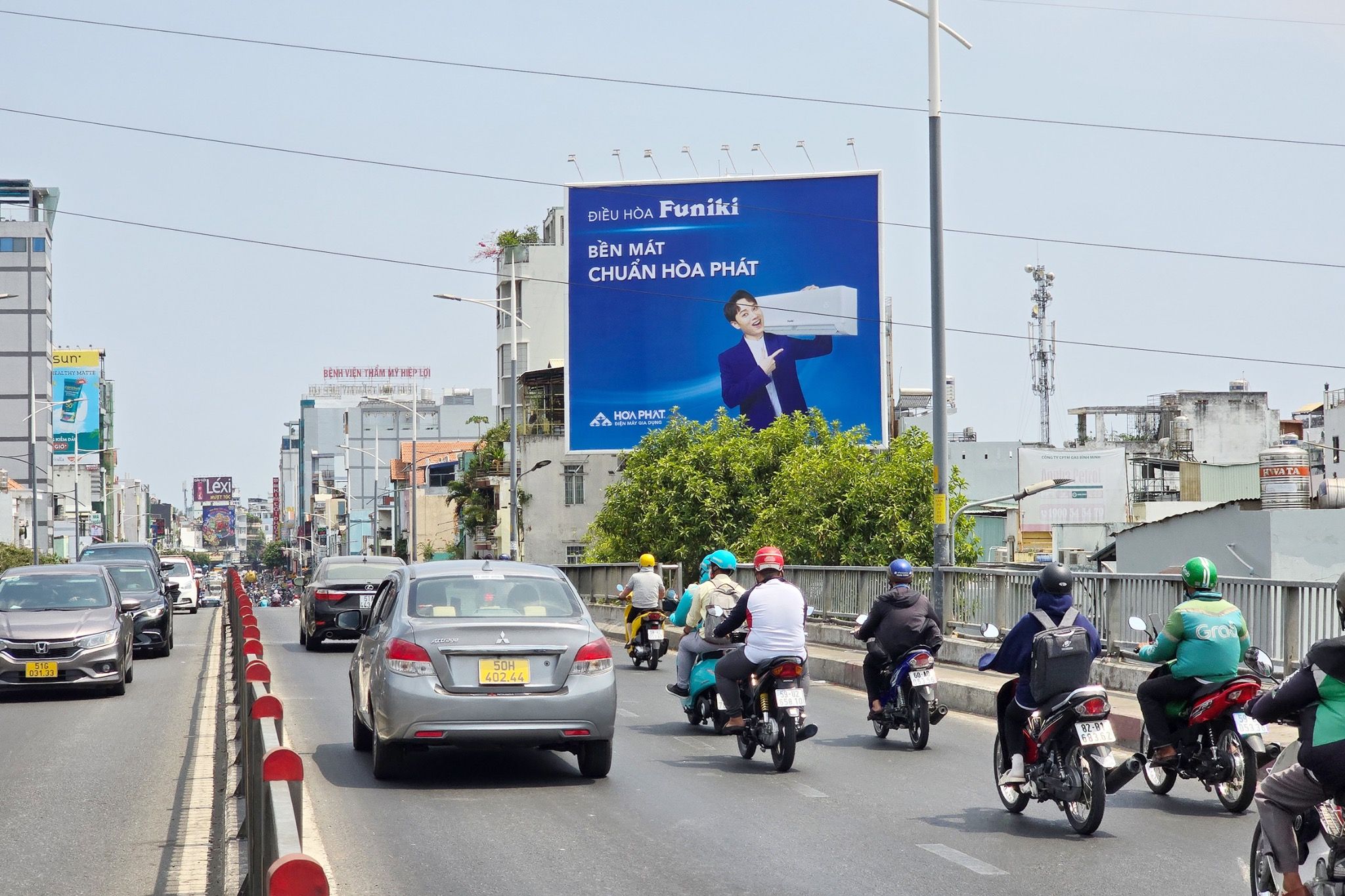 Bảng quảng cáo trên cầu Nguyễn Văn Cừ, Phường 2, Quận 8, Tp. Hồ Chí Minh