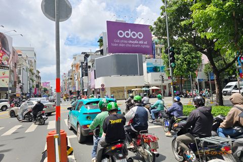 Bảng quảng cáo tại ngã tư Hai Bà Trưng - Võ Thị Sáu, Phường ĐaKao, Quận 1, Tp. Hồ Chí Minh
