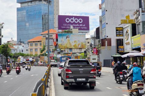 Trụ Quảng cáo 2 mặt số 84 Phan Đăng Lưu , Q. Phú Nhuận, Tp. HCM