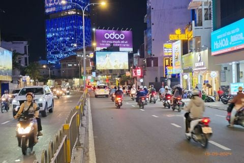 Trụ Quảng cáo 2 mặt số 84 Phan Đăng Lưu , Q. Phú Nhuận, Tp. HCM