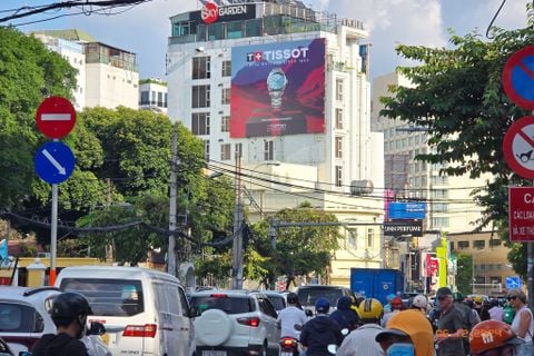 Billboard ngay nút giao Phù Đổng Thiên Vương, phường Bến Thành, Quận 1, Tp. Hồ Chí Minh