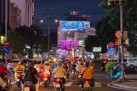 Billboard Hotel Cicilia hướng nhìn từ Hotel New World , Quận 1