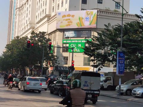 Bảng quảng cáo ngã ba Giảng Võ – Trần Huy Liệu, Q. Ba Đình, Hà Nội