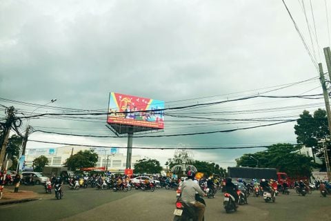 Trụ quảng cáo 3 mặt Vòng xoay chợ Tân Hiệp , TP. Biên Hoà - Đồng Nai