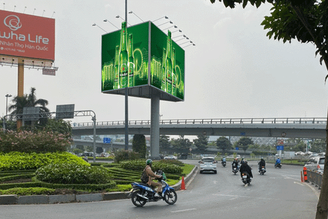 Trụ quảng cáo tại tiểu đảo giọt nước ngay cầu vượt ga quốc tế sân bay Tân Sơn Nhất