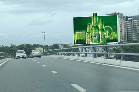 Trụ quảng cáo tại tiểu đảo giọt nước ngay cầu vượt ga quốc tế sân bay Tân Sơn Nhất