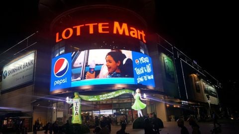 Màn hình LED cong tại góc ngã tư Nguyễn Hữu Thọ - Nguyễn Thị Thập, Lotte quận 7