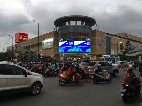 Màn hình LED cong tại góc ngã tư Nguyễn Hữu Thọ - Nguyễn Thị Thập, Lotte quận 7