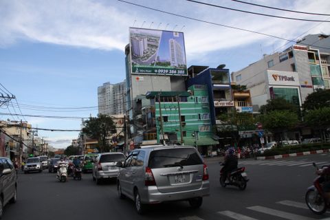 Bảng quảng cáo tại ngã tư Nguyễn Tất Thành - Hoàng Diệu, Phường 12, Quận 4, Tp. Hồ Chí Minh