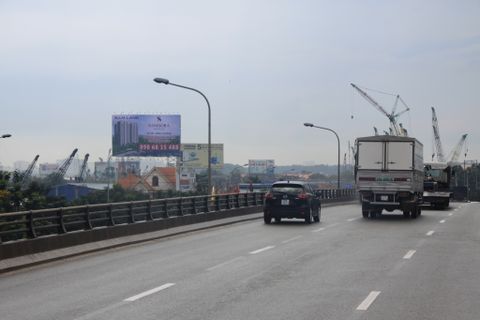 Trụ Pa nô quảng cáo trên quốc lộ 1A tại cầu vượt Tân Vạn, TX Dĩ An, Tỉnh Bình Dương