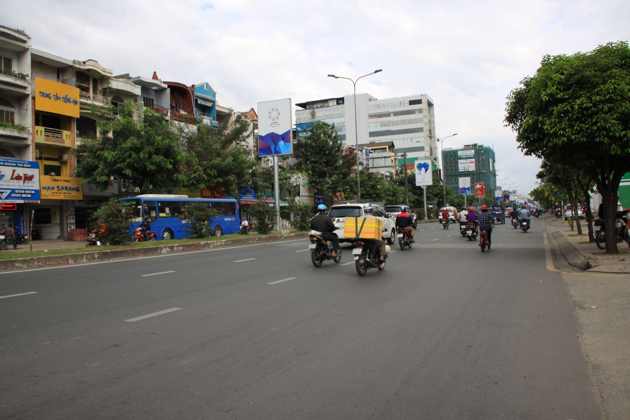 Trục giữa đường Cộng Hoà, Q. Tân Bình