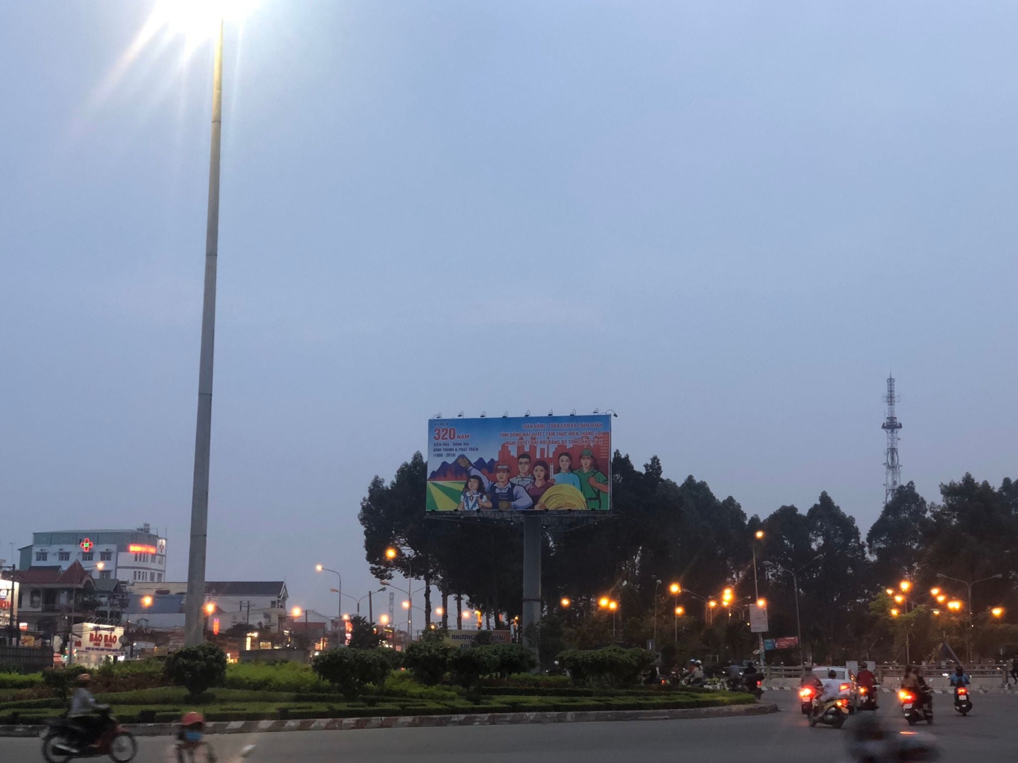 Trụ quảng cáo 3 mặt vòng xoay Tam Hiệp, TP Biên Hoà