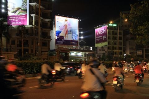 Bảng quảng cáo tại đoạn cong ngã ba đường Cộng Hoà - Tân Hải, Phường 13, Quận Tân Bình, Tp. Hồ Chí Minh