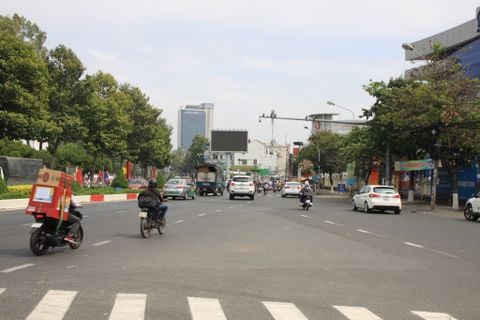 Bảng quảng cáo LED ngay mũi tàu Nguyễn Ái Quốc - Phạm Văn Thuận, bên cạnh quảng trường tỉnh Đồng Nai